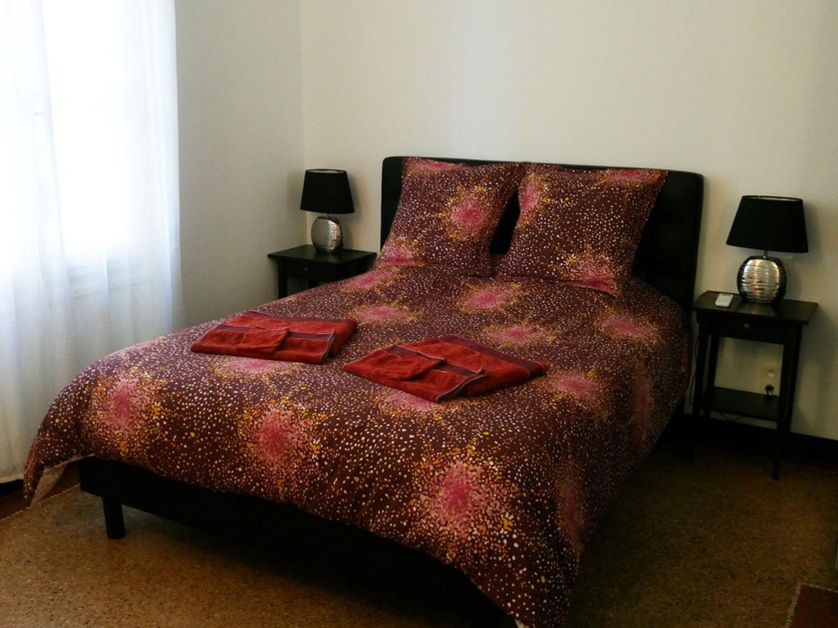 Queen Room with Shared Bathroom,544676433:JPEG